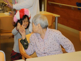 おばあちゃんと話をする子ども達03 『おばあちゃんと話をする子ども達03』の画像