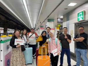 『集合写真（成田空港駅にて）』の画像